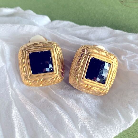 Vintage Matte Gold Faceted Onyz Clip Earrings - Picture 1 of 5